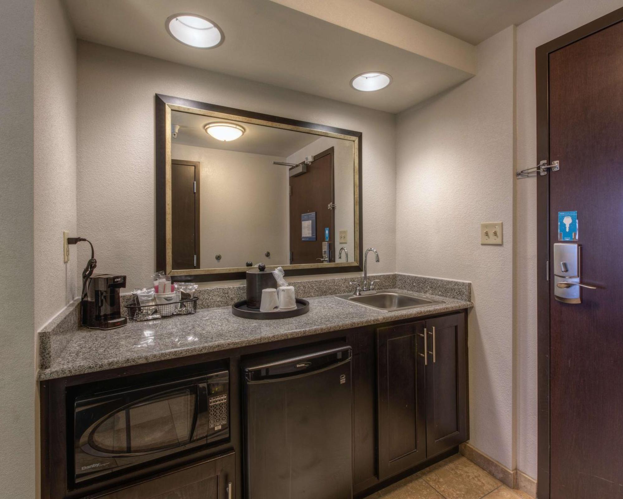 Hampton Inn & Suites Detroit/Airport Romulus Exterior photo