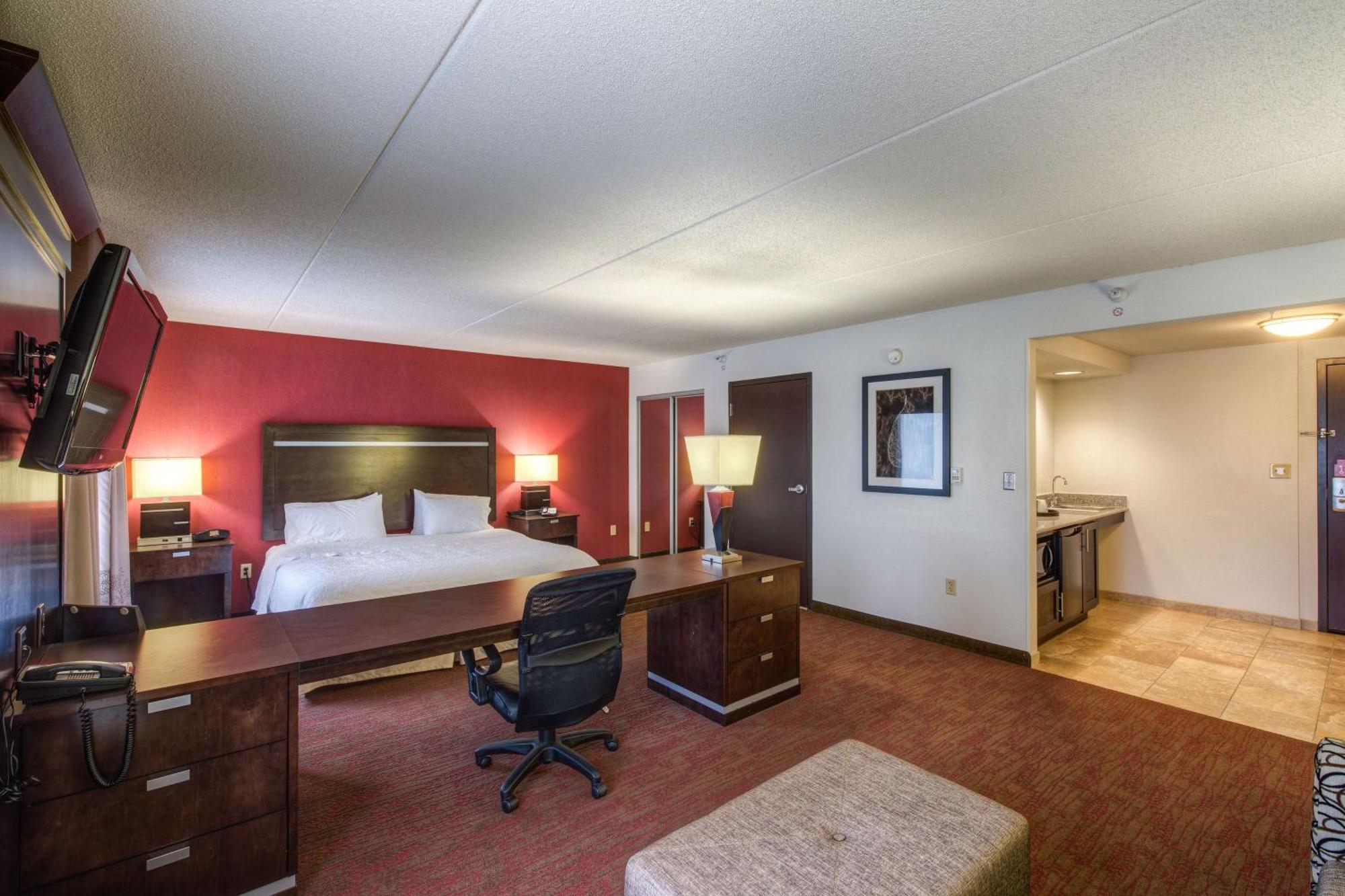 Hampton Inn & Suites Detroit/Airport Romulus Exterior photo
